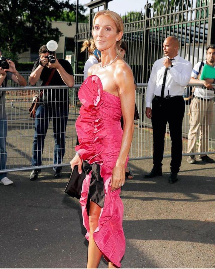 Miu Miu firma este vestido muy de diva de Hollywood. El más sencillo que ha llevado hasta ahora en París pero también el más impresionante a la vez por su sencillez y su toque retro.