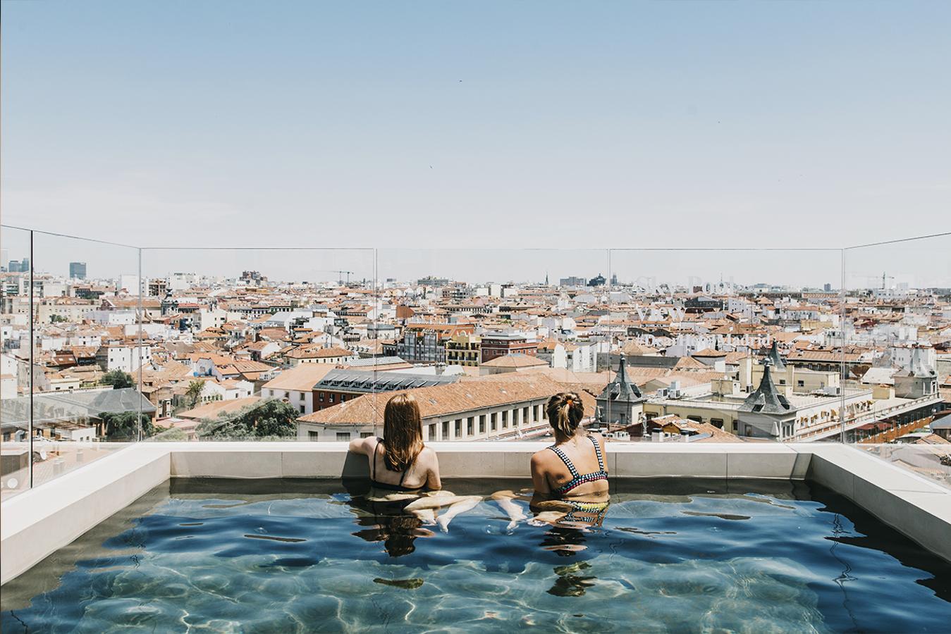 El Dear Hotel de Madrid situado en la Gran Vía tiene una piscina vistas 360º de Madrid, desde donde contemplar la puesta de sol sobre Plaza de España, la Casa de Campo y la sierra de Madrid. La piscina es de uso exclusivo para los clientes.