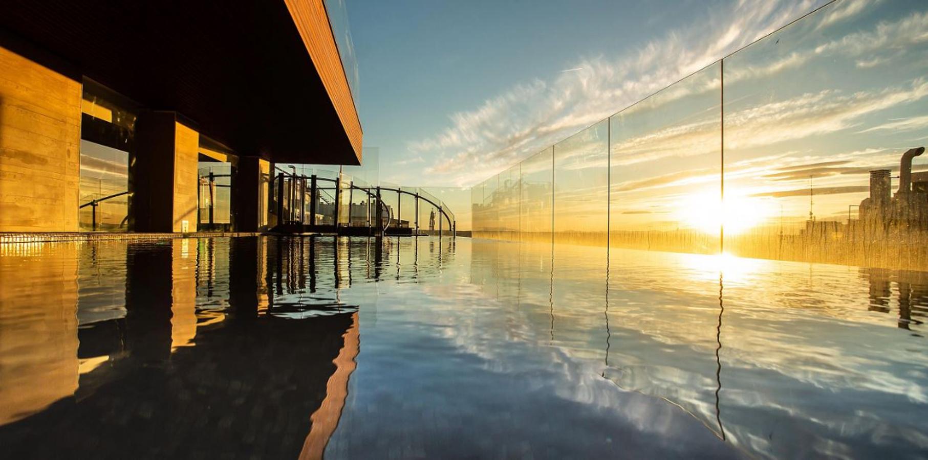 El hotel Índigo tiene una piscina infinita en la azotea donde disfrutar de los atardeceres de Madrid.