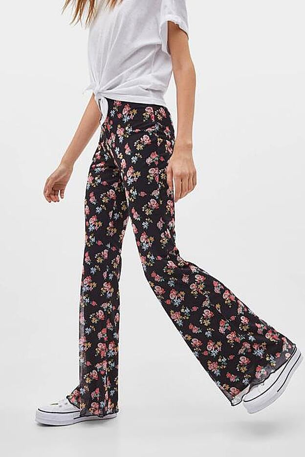 Pantalones con pernera flare de tul estampado en flores.
