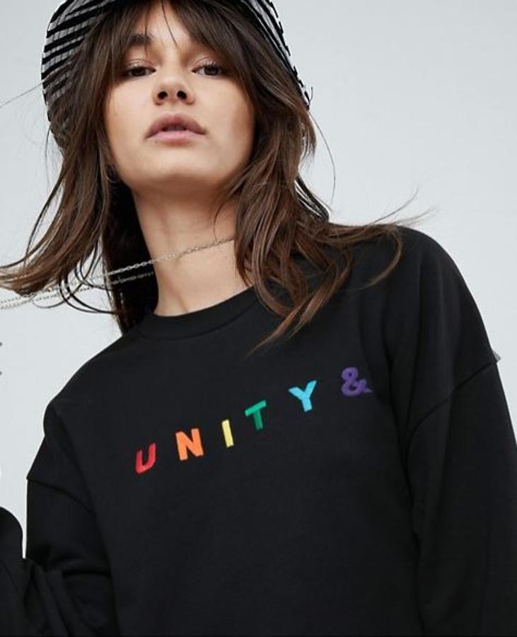 En Asos puedes encontrar una gran cantidad de prendas dedicadas al Orgullo, como esta sudadera que cuesta 17,99 euros.