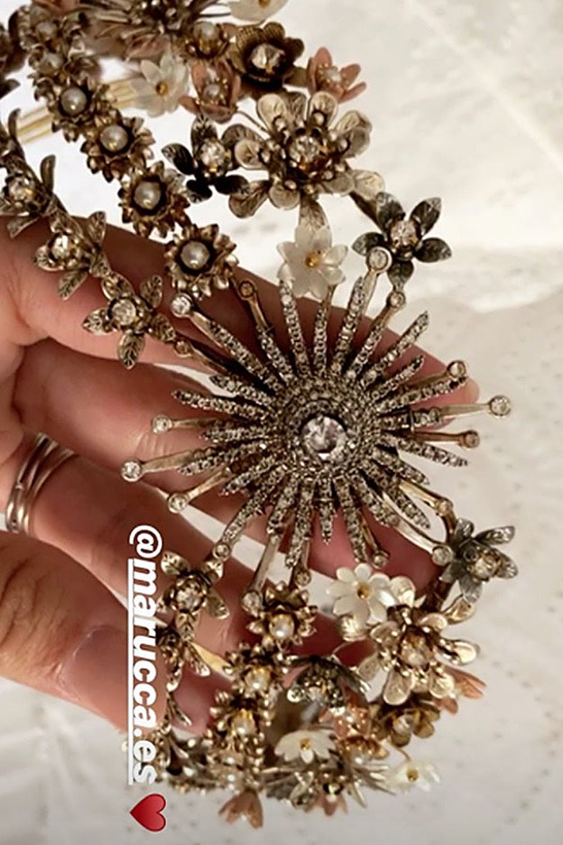 Rocío Osorno enseña su tiara nupcial en una de sus stories de Instagram.