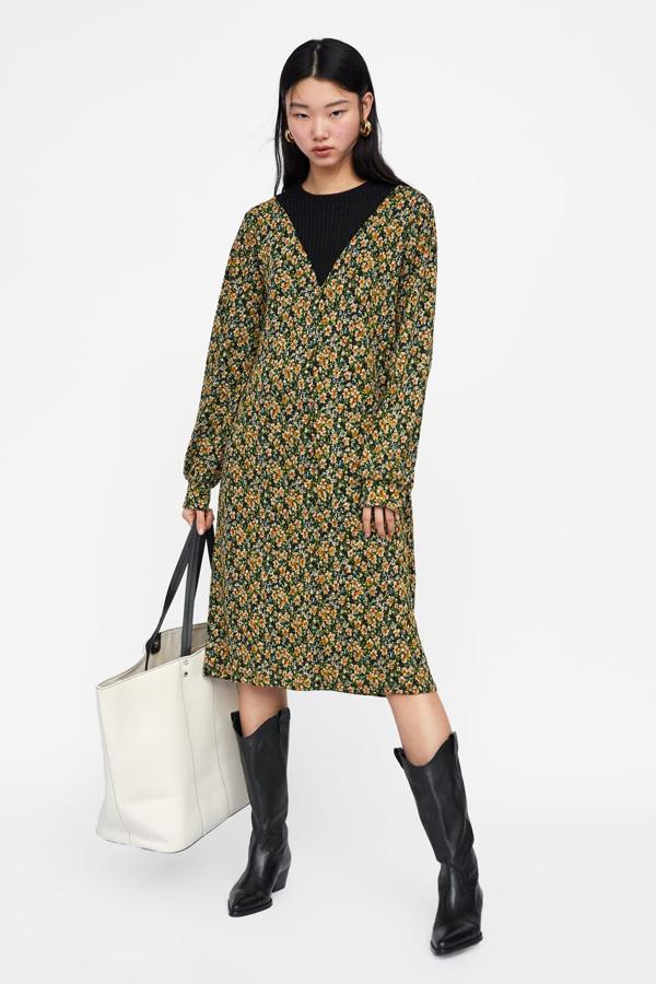 Vestido de Zara midi de estampado floral por 15,99 euros.