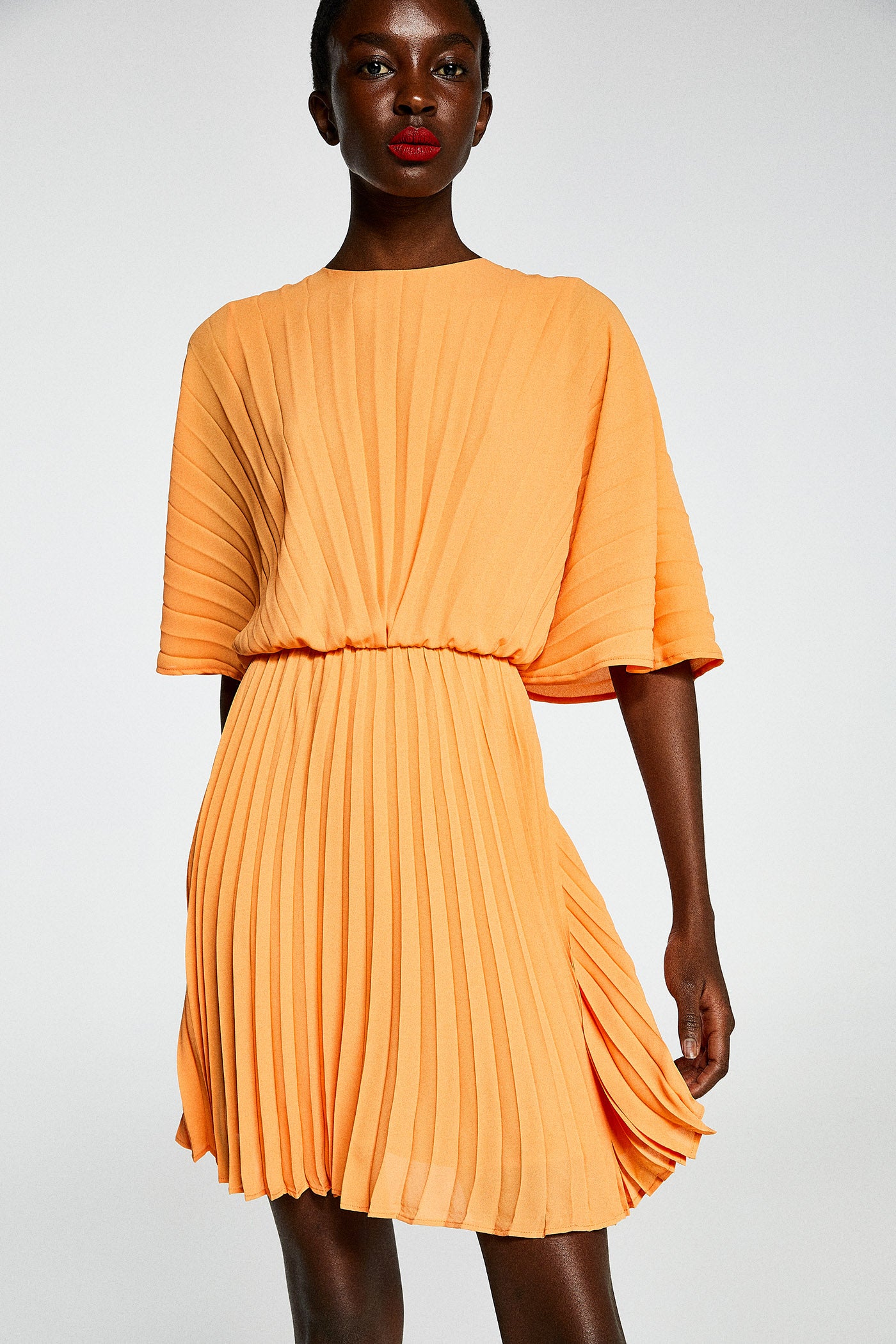 El vestido plisado ideal para tus looks de invitada de verano con el tono más favorecedor de la temporada. Por solo 19,99 euros.