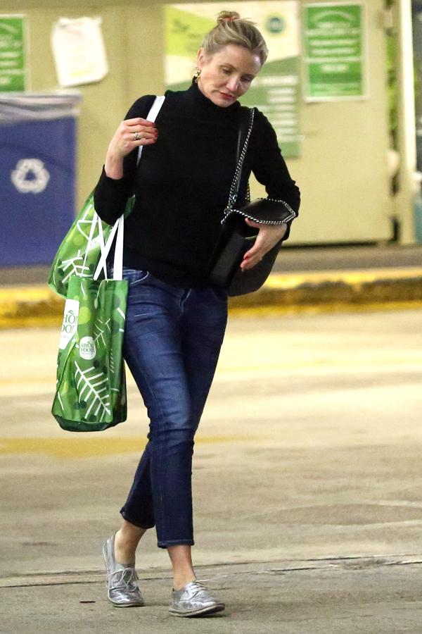 Sigue el ejemplo de Cameron Diaz y cuando hagas la compra lleva bolsas de tela reutilizables. Es una pequeña acción, pero a la larga estarás ayudando mucho al planeta.