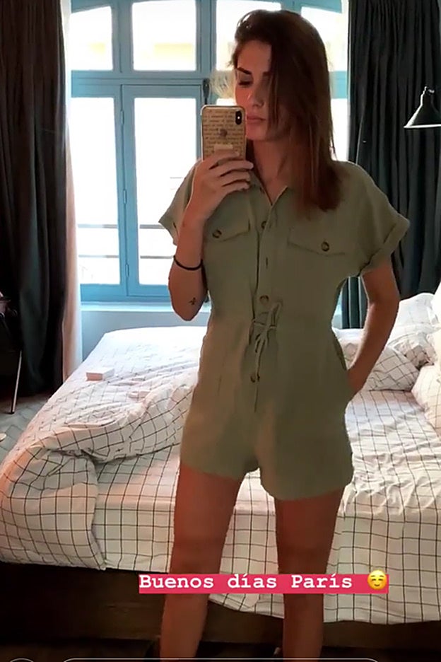 Así es el mono verde oliva casi caqui que Mery Turiel estrenó en París.