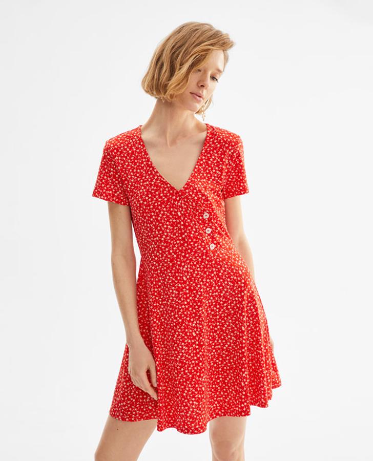 Este mini vestido 'wrap' pasa de 12.99 a 5.99 euros en las rebajas de Lefties.