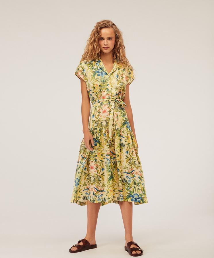 En  las rebajas de Oysho  también estamos divididas entre este vestido amarillo con print tropical con colibrís, y este otro con estampado 'arty'.