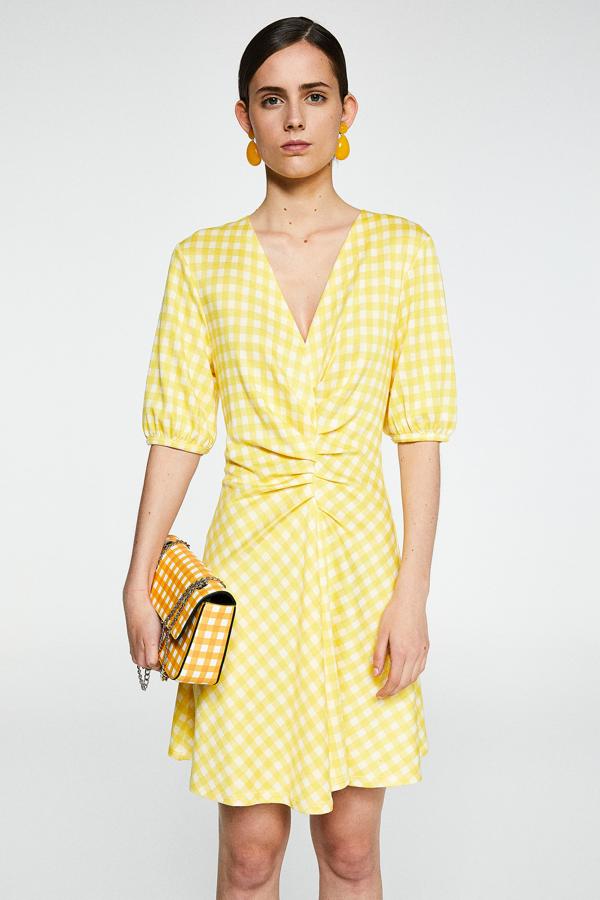 Entre todos  los vestidos de Sfera , nos quedamos con este amarillo de rebajas, que pasa de 29.99 a 19.99 euros.