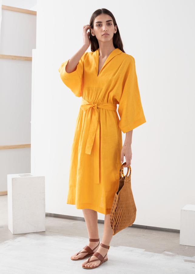 Estamos enamoradas de este vestido de lino amarillo tipo kimono de &Other Stories, que pasa de 79 a 40 euros en las rebajas.