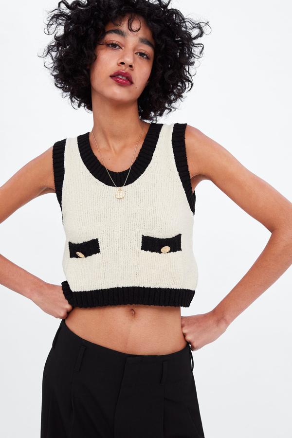 La combinación de toda la vida da un giro moderno en este top de tirantes bicolor con detalle de botones dorados en los bolsillos. Cuesta 7,99 eruos.