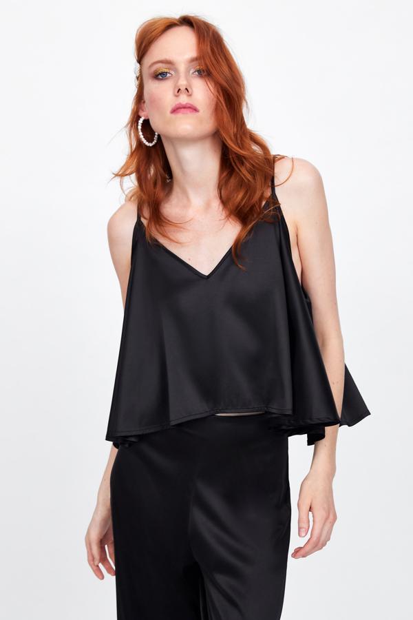 Un top lencero en cualquier color es un fondo de armario de verano que hay que tener sí o sí. Aprovecha las rebajas y llévate este de Zara que se queda en 9,99 euros.