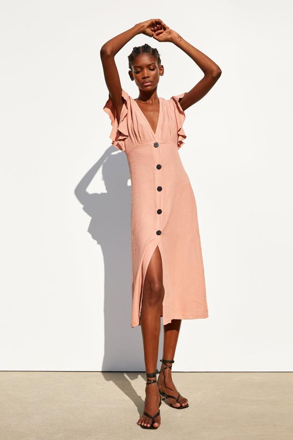 Este vestido rosa empolvado pasa de 29.95 a 19.99 euros, pero no es el único que nos ha enamorado de las  rebajas de Zara .