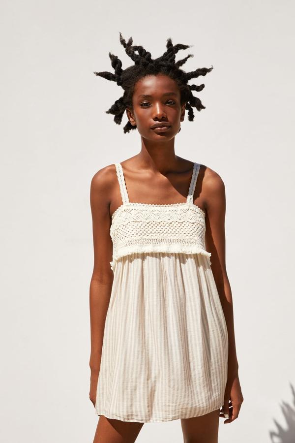 Vestido corto combinado con escote recto y cierre de botones en la espalda.