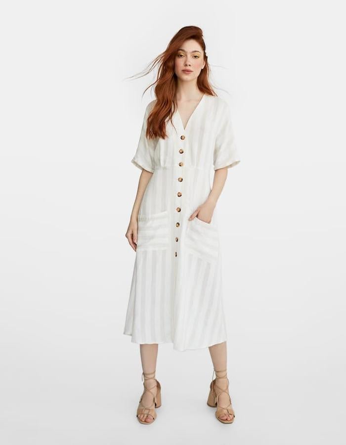 Vestido largo con escote en pico y cierre frontal de botones.