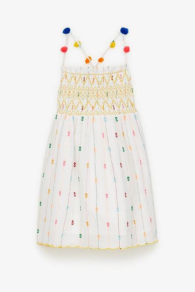 Vestido nido de abeja con pompones. (12,99 euros).