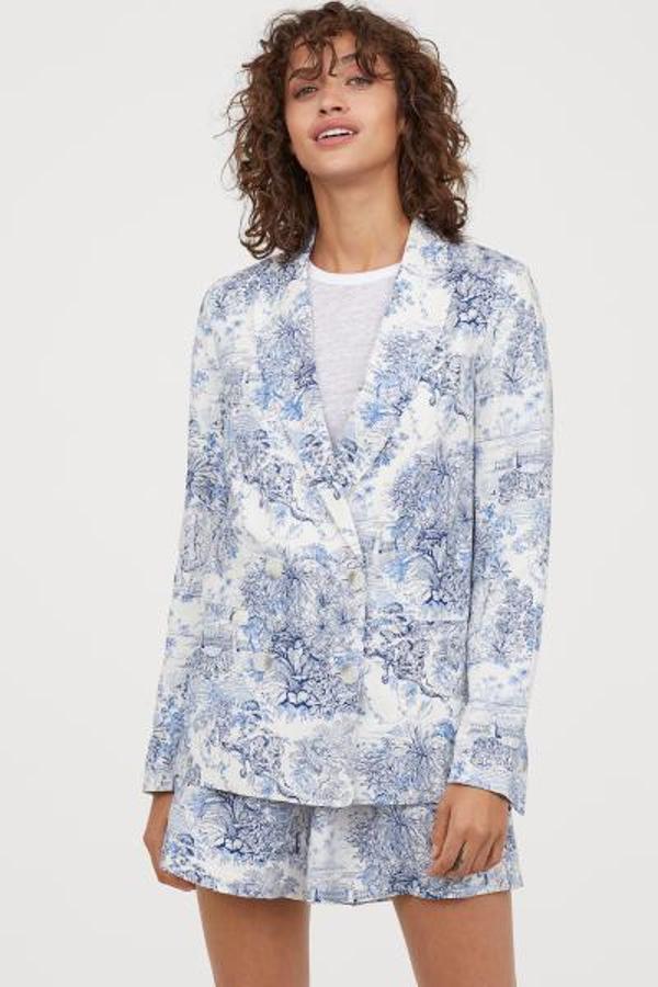 Americana con doble botonadura y estampado retro en tonos azules y blancos.