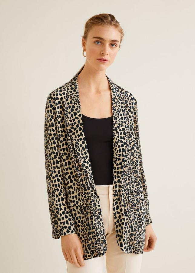 Americana fluida con estampado animal de leopardo.