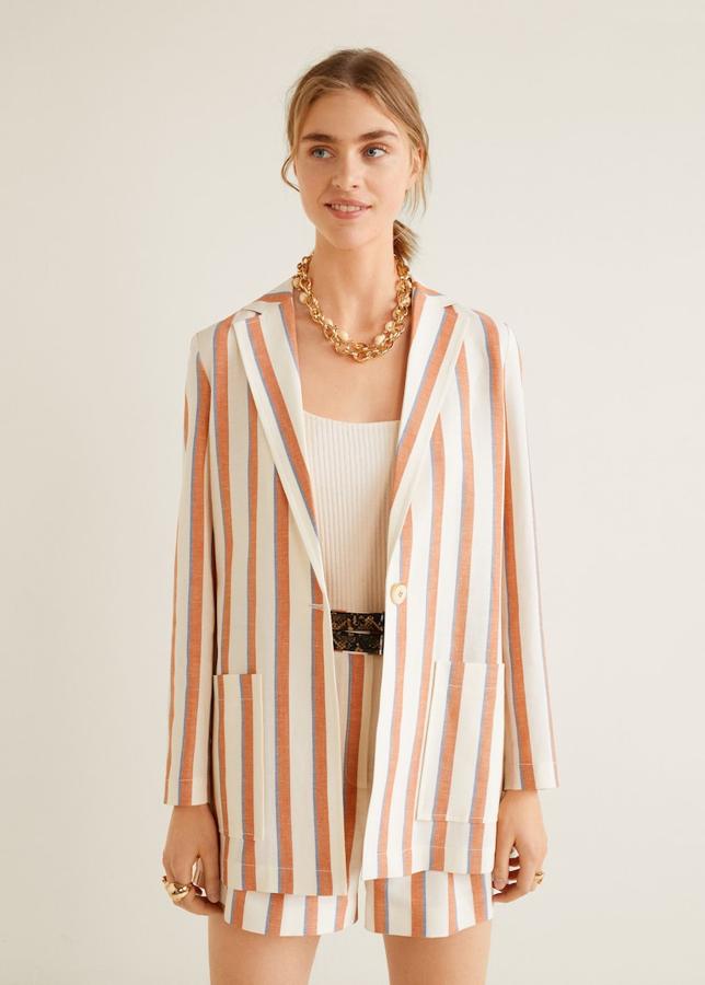 Americana de lino con estampado de rayas y diseño estructurado.