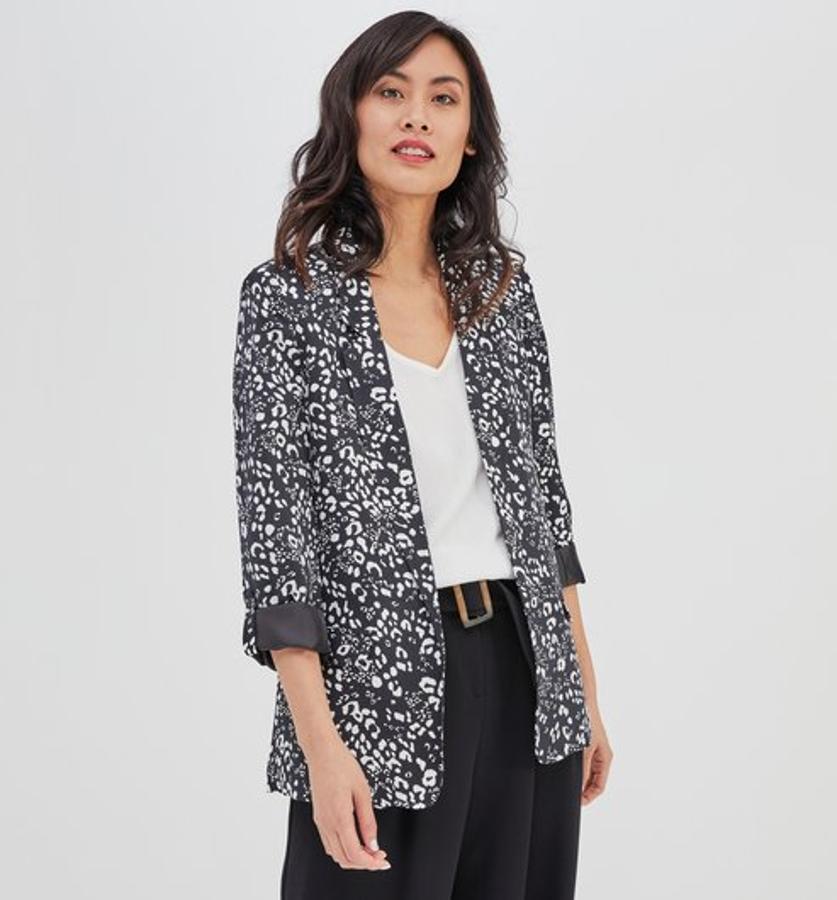 Blazer estampada en blanco y negro.