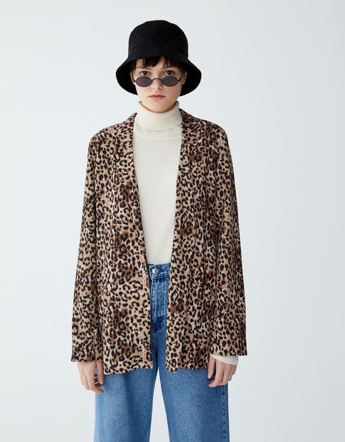 Blazer con estampado animal print de leopardo,  de Pull & Bear .