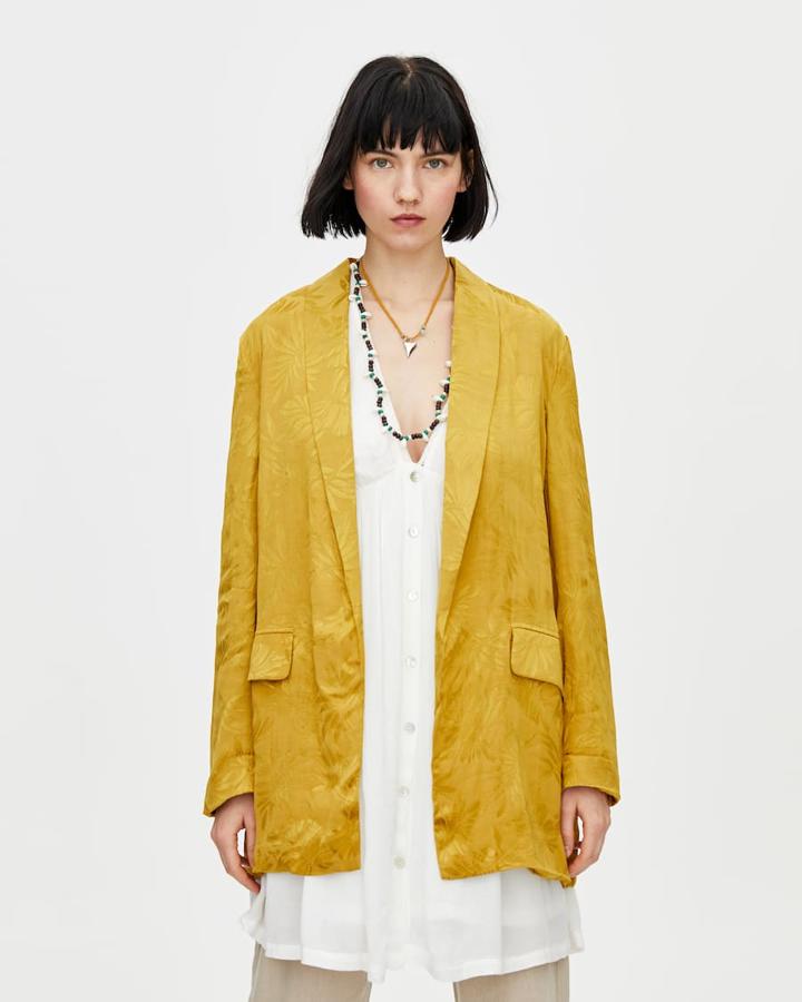 Kimono con cuello tipo smoking y con estampado floral,  en Pull&Bear .