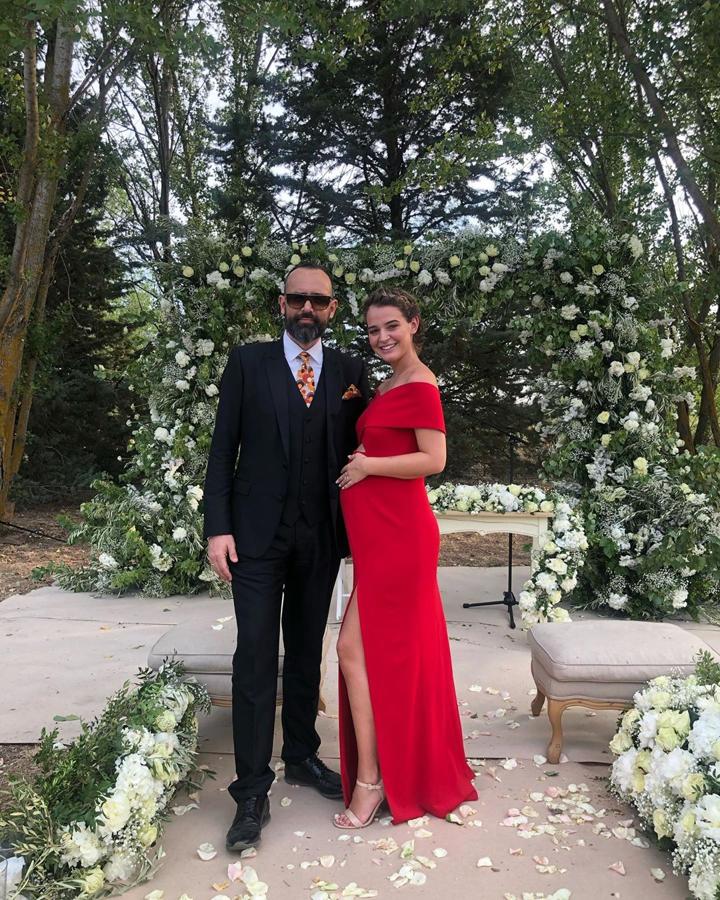 Laua Escanes fue una de las mejor vestidas entre las  invitadas de la boda de Alexandra Pereira  con este vestido rojo de Ze García.