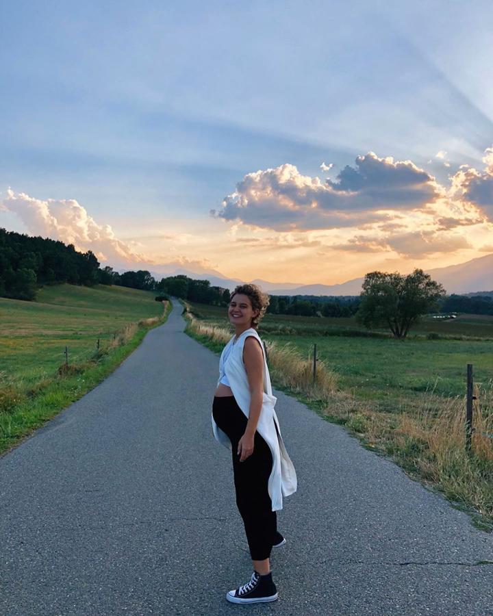 Estos leggins premamá de Asos se han convertido de uno de los favoritos de la recta final del embarazo de Laura Escanes. Aquí los conjuntó con un chaleco de Mango y Converse negras.