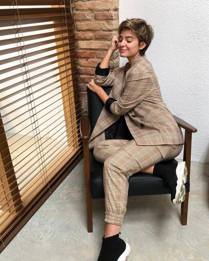 Con este traje de cuadros de Stradivarius comenzaba Laura Escanes sus primeras semanas de embarazo.