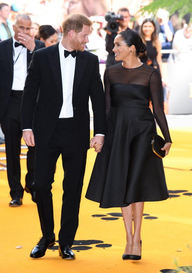 La  vuelta de Meghan Markle a la alfombra roja  durante el estreno de 'El Rey León' no ha podido ser más sublime: la Duquesa de Sussex eligió un diseño de inspiración 'new look' en negro con escote de tul de Jason Wu que le quedaba como un guante.