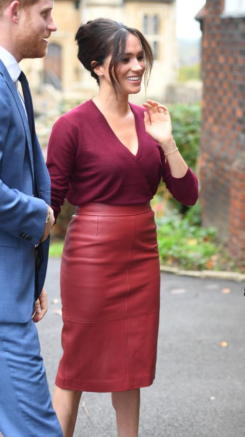 Meghan Markle elegía esta falda de cuero en color granate para asistir a una mesa redonda sobre igualdad de género en el Castillo de Windsor. La misma falda que, solo 24 horas antes, había llevado la reina Letizia en Seúl, Corea.  Un diseño de Hugo Boss que dio mucho juego .