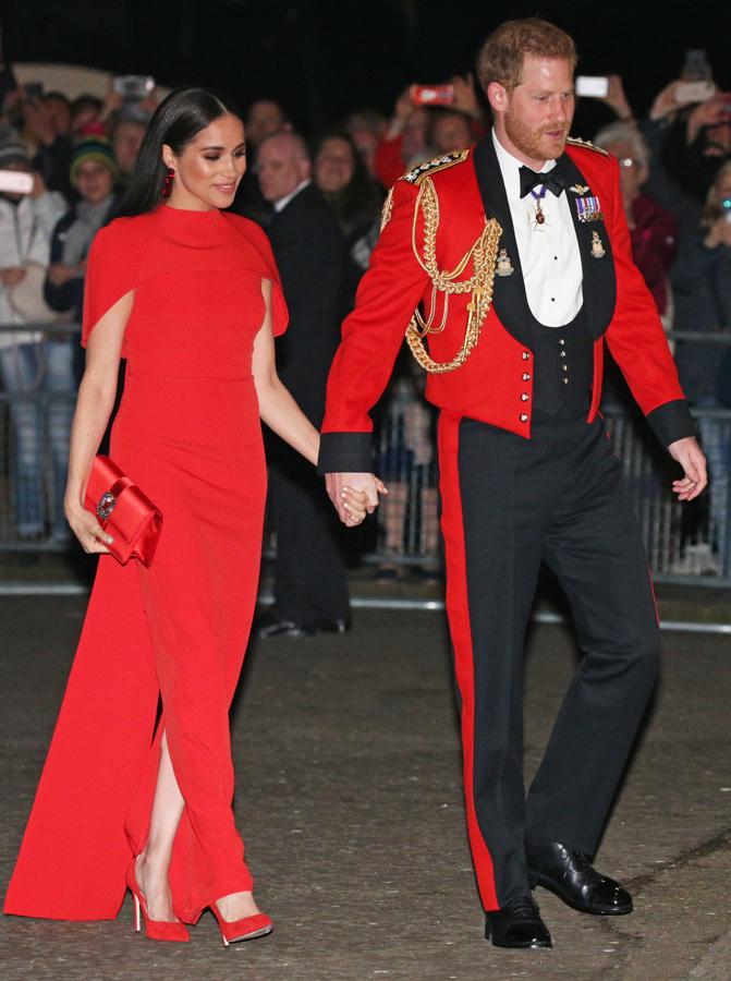 Meghan deslumbró con este vestido largo con capa de Safiyaa (una firma que no era la primera vez que se ponía) para asistir al Mountbatten Festival of Music Royal en el Albert Hall de Londres. Completó su look con unos pendientes de Simone Rocha, un bolso de mano de Manolo Blahnik y zapatos también rojos de Aquazzura.