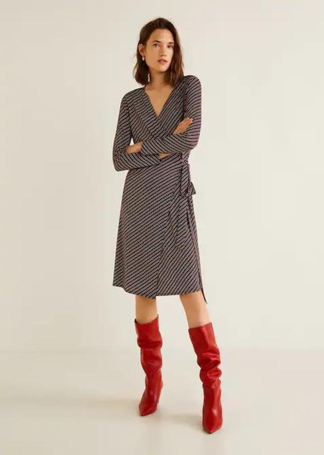 Al igual que el anterior, este vestido de Mango es ideal para cuando refresque y la lazada en la cintura mejora la silueta. Cuesta 9,99 euros.
