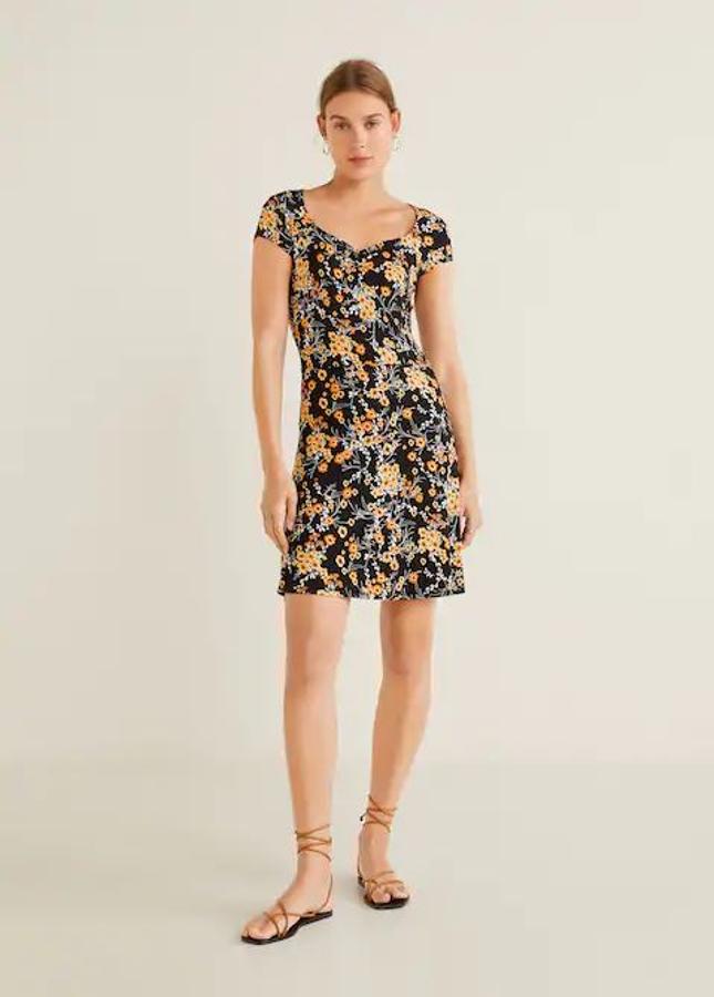 Las flores son ideales para el verano y este vestido de Mango por 9,99 euros también.