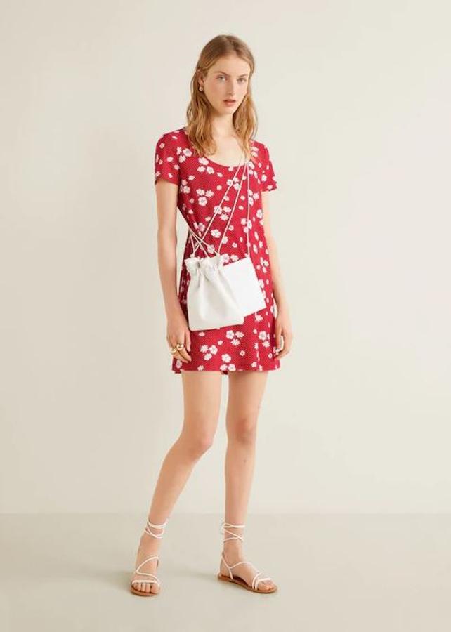 Este vestido de Mango es la prenda estrella de esta selección. Disponible en diferentes estampados, es un básico que podrás utilizar todos los días (7,99 euros).