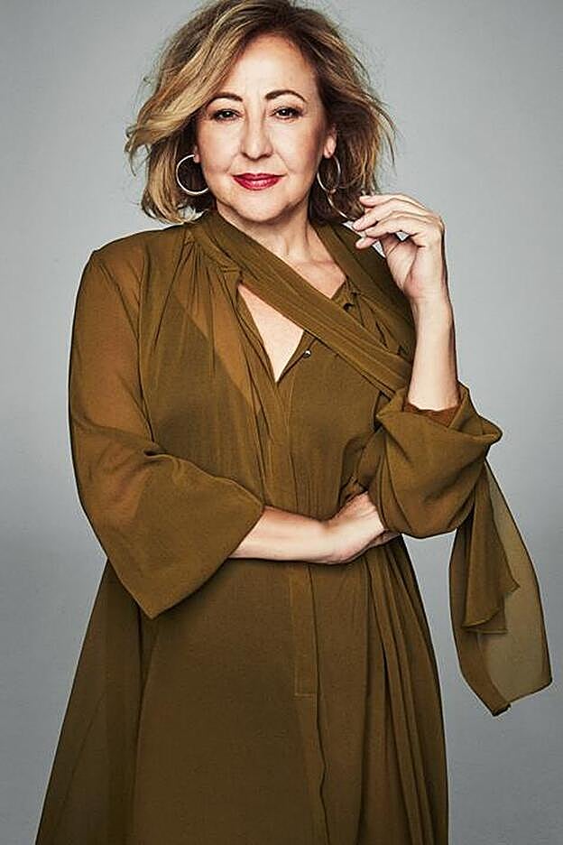 Vestido de Fabiana Filippi y pendientes de Aristocrazy.