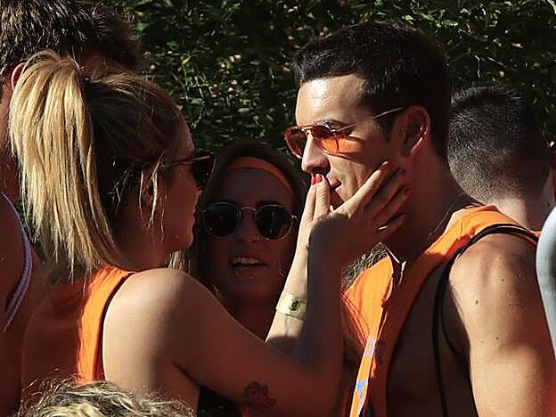 Blanca Suárez le dedicó suaves caricias a su chico.