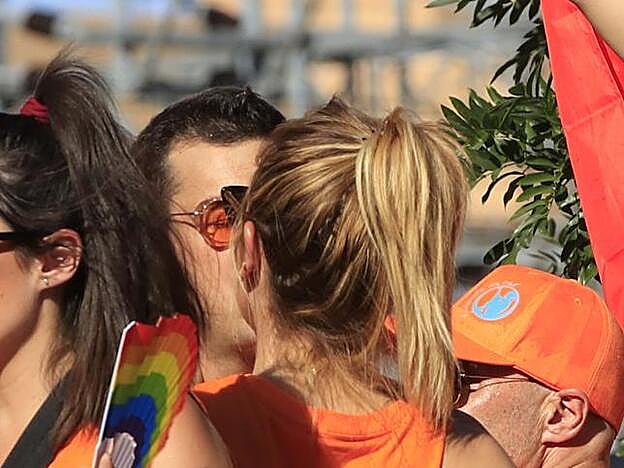 La pareja derrochó pasión en la carroza.