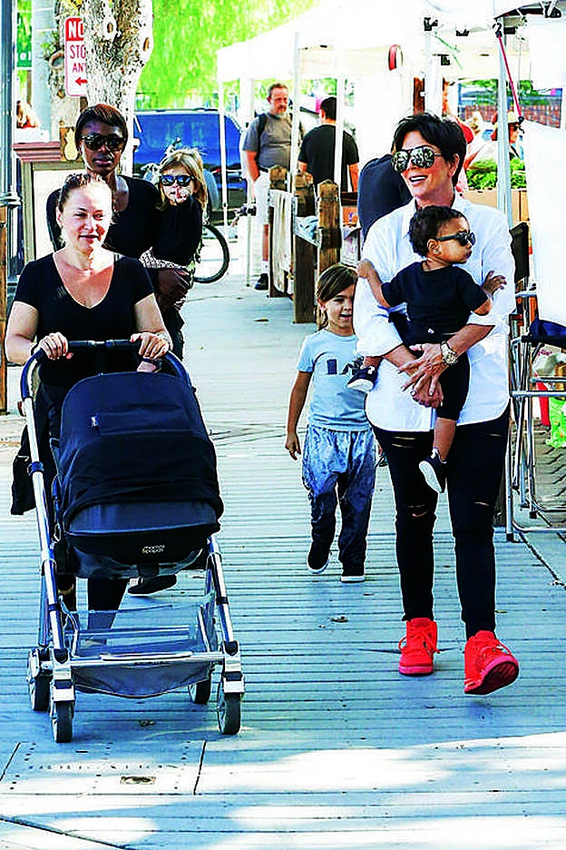 Kris Jenner pasea con sus nietos (y sus dos nannies).
