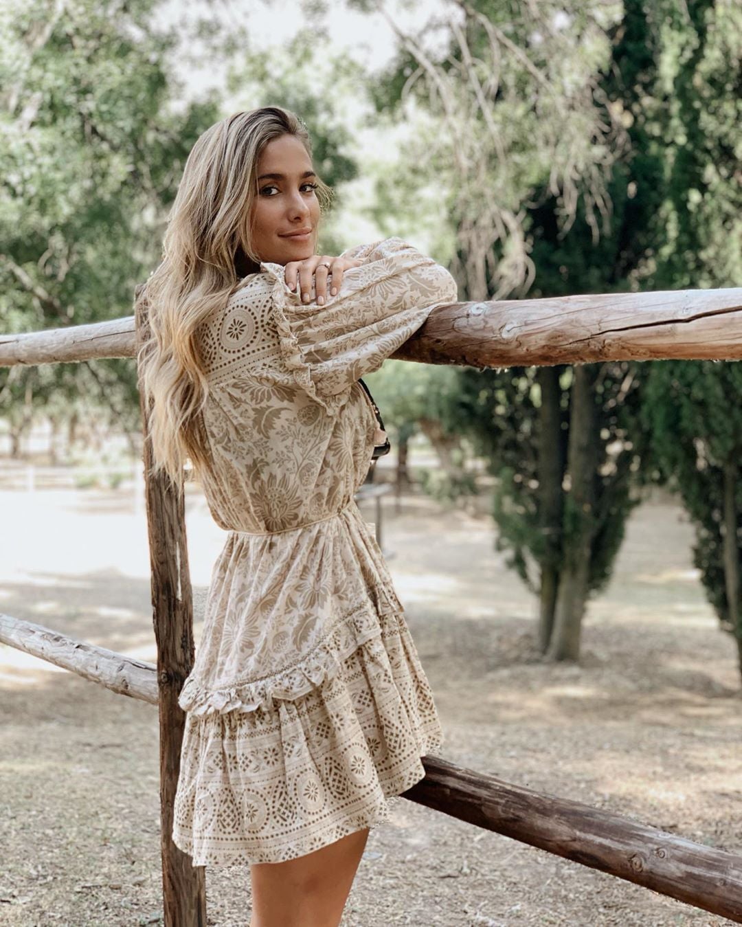 Aunque María Pombo casi siempre luce looks de marcas muy conocidas, en este caso ha apostado por un maravilloso vestido bordado de Fetiche Suances, una marca que cada día convence a más mujeres. El diseño que ha escogido, en un tono beige oscuro, nos ha enamorado, y puede ser tuyo por cerca de 300 euros.