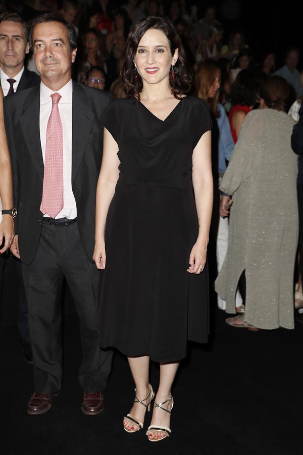 La portavoz del Partido Popular de la Comunidad de Madrid no quiso perderse e desfile de Hannibal Laguna con un elegante y sencillo vestido midi negro.