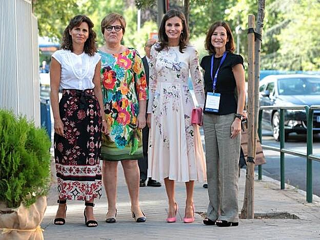 La Reina, en la foto, junto a miembros de la directiva de la AECC, como Laura Ruiz de Galarreta (a la izquierda de doña Letizia), presidenta de la AECC en Madrid, y Directora de Relaciones Institucionales y Proyectos Corporativos de Taller de Editores.