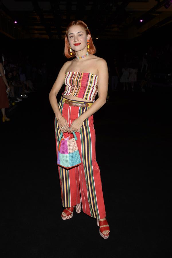 Un look colorido y de rayas de La Veste fue lo que escogió Miranda Makaroff para el desfile de María Escoté.