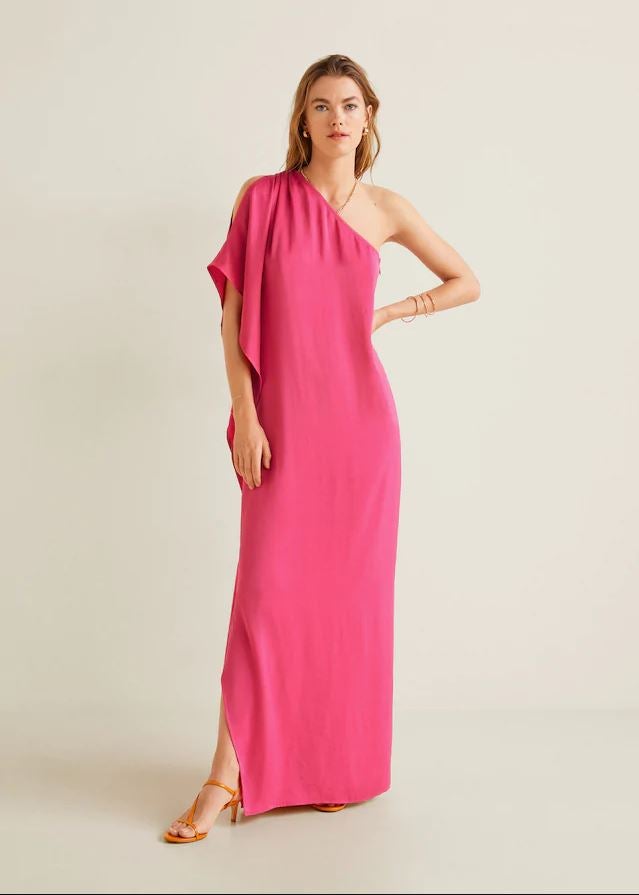 Uno de nuestros favoritos es este vestido de invitada que hemos encontrado con en las rebajas de Mango. Es súper favorecedor, elegante, y pasa de 49.99 a 39.99 euros.