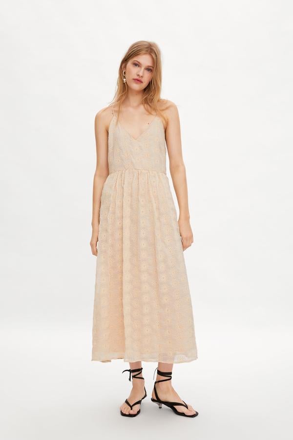 Si eres de las que piensa que los tonos nude son enemigos de las pieles más blancas, te equivocas: según empieces a broncearte, este color te ayudará a parecer aún más morena. Este vestido, perfecto para el verano, pasa en las rebajas de Zara de 39.95 a 25.99 euros.