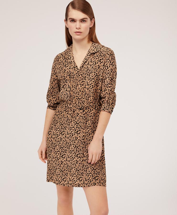 No nos cansamos del animal print y este, con un estampado discreto, es uno de nuestros favoritos de las rebajas. Costaba 29,99 y se ha quedado en 19,99 euros..