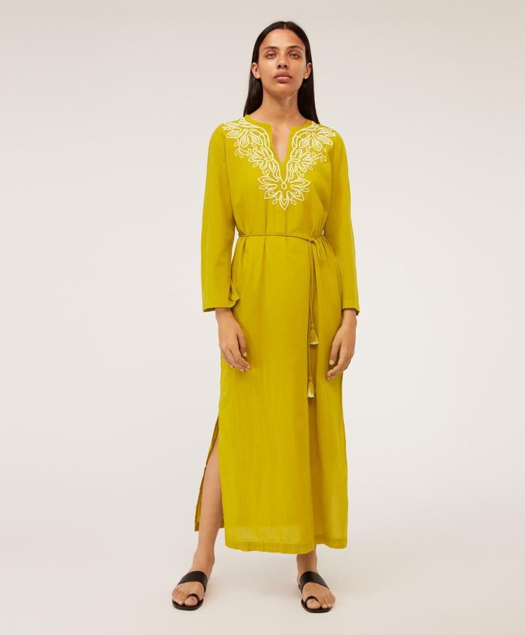 Las túnicas visten más que un vestido para ir a la playa o a la piscina y también se están poniendo de moda como look de noche. Si inviertes en una como esta, tendrás dos looks en uno. Este modelo en color mostaza costaba 49,99 y se ha quedado en 35,99 euros.