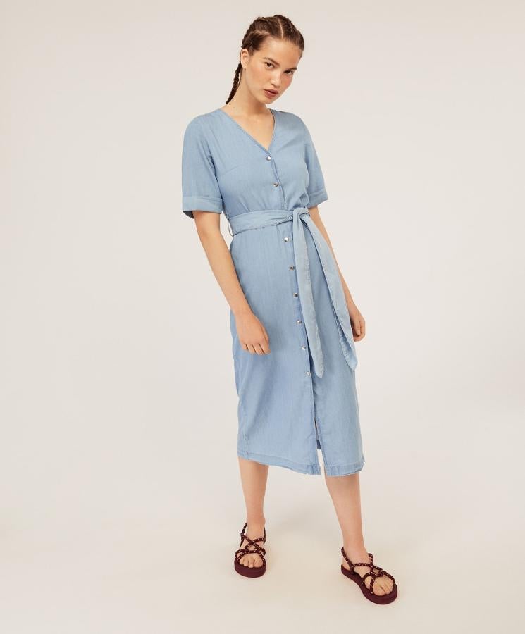Un vestido vaquero es siempre una buena idea. Este tiene cinturón del mismo tejido y largo midi. Costaba 29,99 y se ha queddo en 19,99 euros.