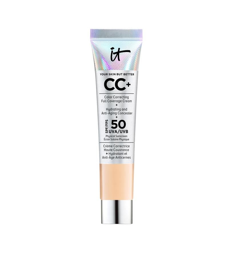 Crema correctora de color que ofrece siete productos en uno: base de maquillaje de cobertura total, filtro solar físico SPF 50 UVA/UVB, corrector de color iluminador, sérum hidratante antiedad, preparador de acabado perfecto para borrar los poros invisibles, corrector de manchas oscuras y crema hidratante de día.  Your Skin But Better CC+ Cream con SPF 50 de It Cosmetics  (37 €/ disponible en dos tonos).