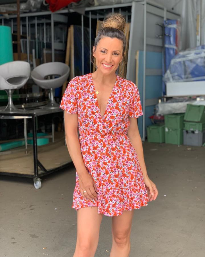 De nuevo Zara, su marca low cost favorita. Este look es 100% veraniego con un sencillo vestido mini de flores.